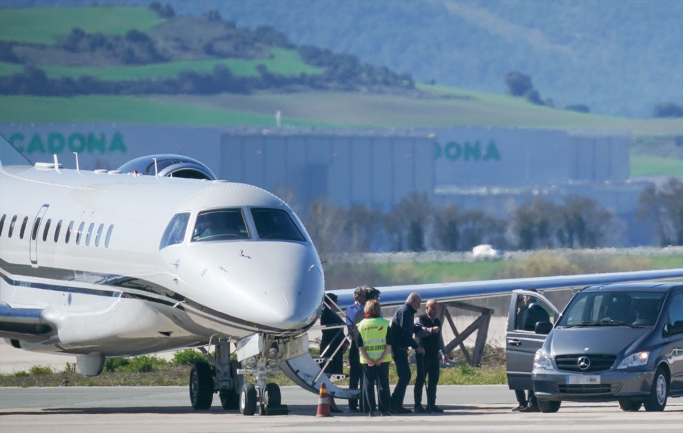 El rey Juan Carlos baja del avión a su llegada al aeropuerto de Foronda, en Vitoria.