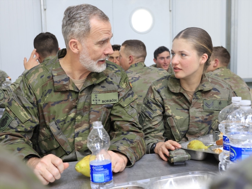 El Rey Felipe ha visitado a su hija la Princesa Leonor durante sus ejercios de entrenamiento militar en el Centro Nacional de Adiestramiento de San Gregorio.
