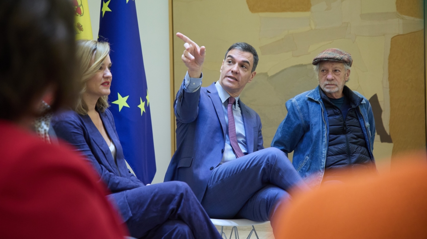 La ministra de Educación, Formación Profesional y Deporte, Pilar Alegría (3d), y el presidente del Gobierno, Pedro Sánchez (c), durante un encuentro con representantes del sector artístico, en el Complejo de la Moncloa, a 25 de marzo de 2024, en Madrid (España). El Congreso de los Diputados aprobó, el pasado 4 de marzo, la Ley por la que se regulan las Enseñanzas Artísticas Superiores y se establece la organización y equivalencias de las Enseñanzas Artísticas profesionales con el voto a favor del PSOE y sus socios parlamentarios, la abstención del PP, BNG y UPN y el voto en contra de VOX. 25 MARZO 2024;MADRID;SANCHEZ;LEY DE ENSEÑANZAS ARTÍSTICAS Jesús Hellín / Europa Press 25/3/2024