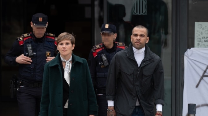 Dani Alves sale de prisión tras pagar la fianza de un millón de euros