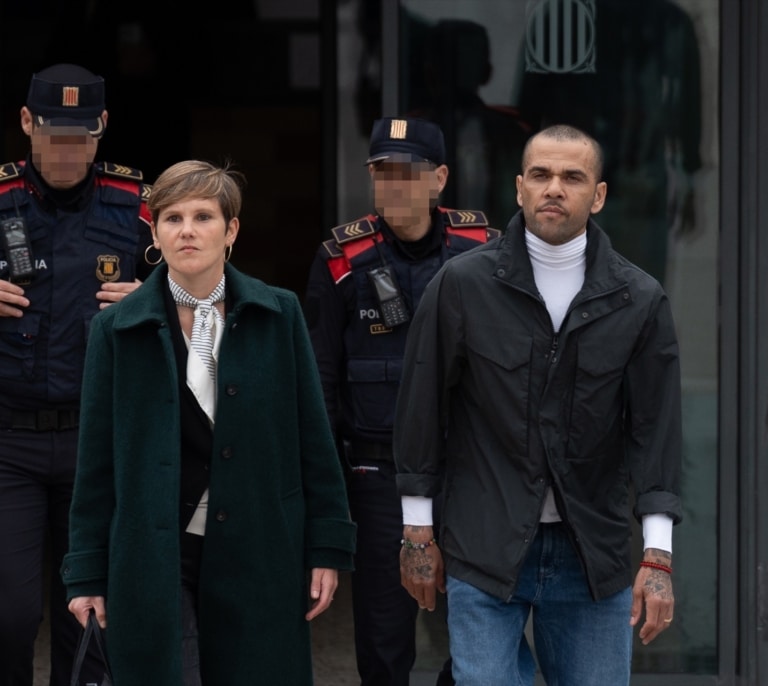 Dani Alves sale de prisión tras pagar la fianza de un millón de euros