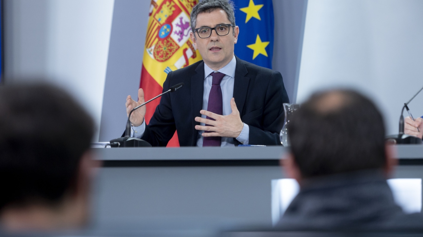 El ministro de la Presidencia, Justicia y Relaciones con las Cortes, Félix Bolaños, durante una rueda de prensa posterior a la reunión del Consejo de Ministros, en el Complejo de la Moncloa, a 26 de marzo de 2024, en Madrid (España). El Gobierno ha aprobado hoy el anteproyecto de la modificación de la ley de Suelo y Rehabilitación Urbana con el que se pretende "dar seguridad jurídica" y "evitar que los errores subsanables" paralicen los planes de ordenación urbanística. La reforma de la ley del Suelo es una de las reivindicaciones históricas del sector inmobiliario. Al iniciar la rueda de prensa, el Gobierno ha celebrado la decisión del Consejo de Seguridad de la ONU de reclamar un alto el fuego en Gaza. 26 MARZO 2024;SUELO;GAZA;ALTO EL FUEGO;INMOBILIARIO Alberto Ortega / Europa Press 26/3/2024