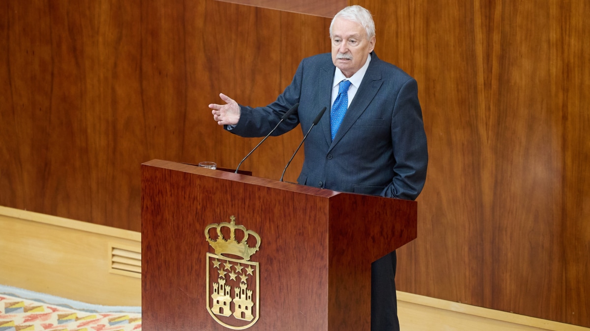 El expresidente de la Comunidad de Madrid Joaquín Leguina interviene durante un pleno extraordinario en la Asamblea de Madrid