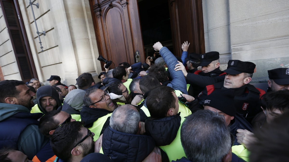 Decenas de agricultores intentan asaltar el Parlamento de Navarra