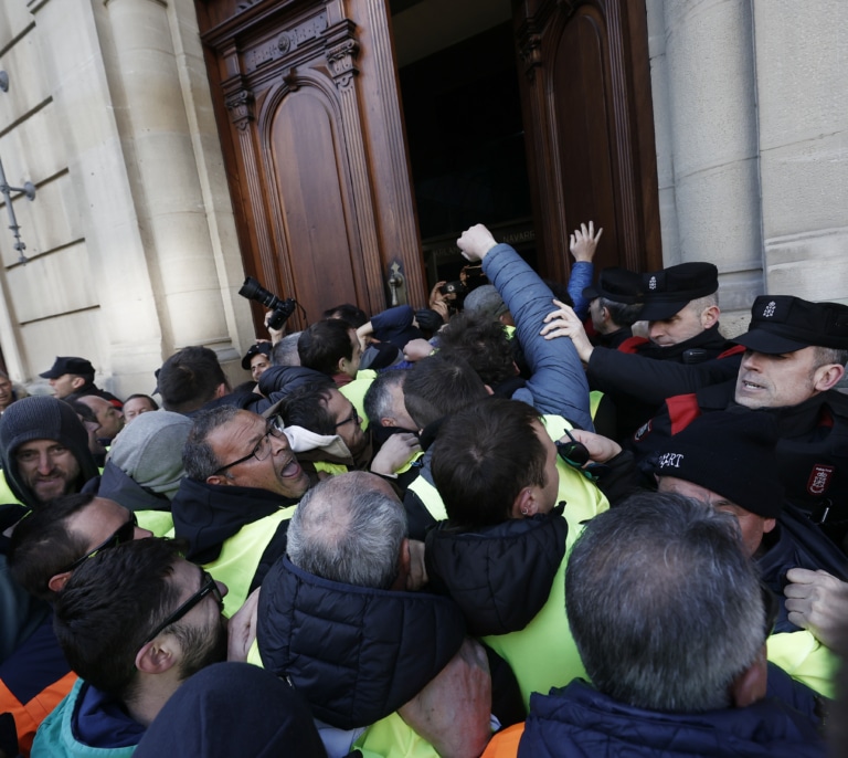 Decenas de agricultores intentan asaltar el Parlamento de Navarra