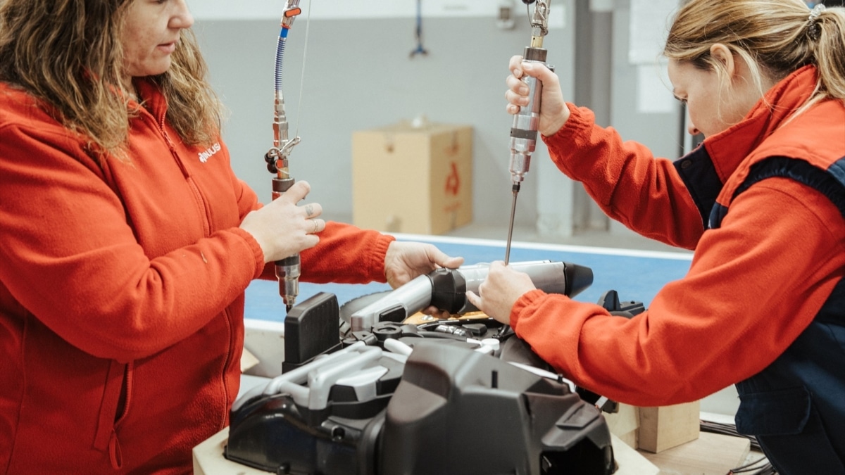 Dos trabajadoras en la fábrica de juguetes Injusa, en Alicante.