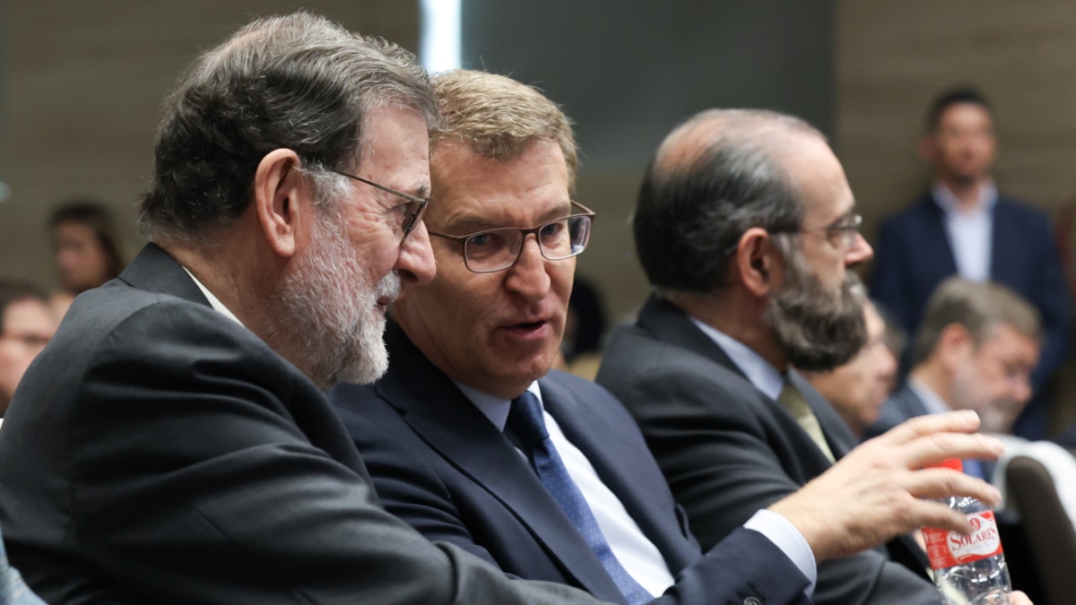 El expresidente del Gobierno Mariano Rajoy (i), y el presidente del PP, Alberto Núñez Feijóo (c), durante la inauguración de la jornada homenaje ‘In memoriam’ a Eugenio Nasarre, en la Universidad CEU San Pablo, este lunes en Madrid