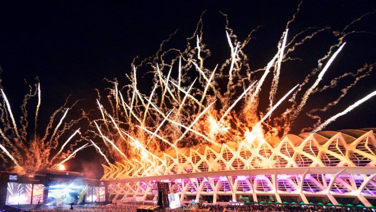 Ciudad de las Artes con fuegos artificiales, en la noche lugar donde se iba a celebrar el Diversity Valencia, festival que fue cancelado en 2022 a tan solo 10 días de su celebración