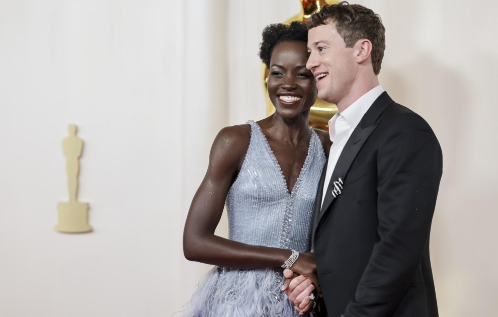 Lupita Nyong'o y Joseph Quinn han posado juntos y muy cariñosos en la alfombra roja de los Oscar.