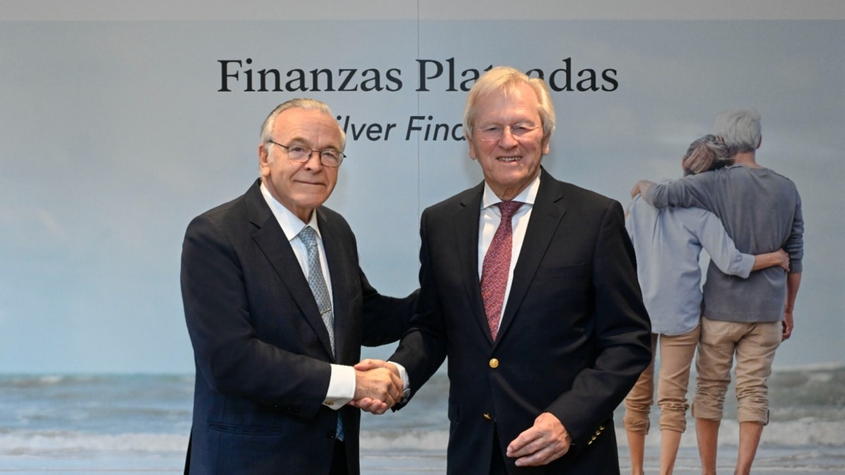 El presidente de Fundación "la Caixa", Isidro Fainé, y el Sparkassenstiftung, Heinrich Haasis, estrechan la mano tras firmar el acuerdo de colaboración