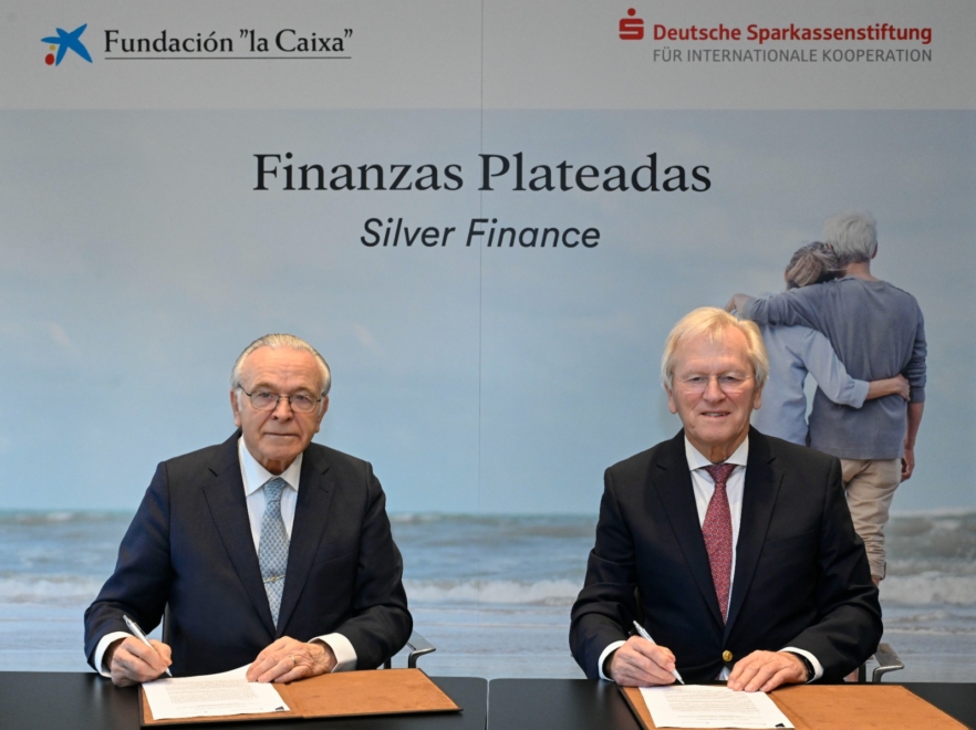 El presidente de Fundación "la Caixa", Isidro Fainé, y el Sparkassenstiftung, Heinrich Haasis, estrechan la mano tras firmar el acuerdo de colaboración