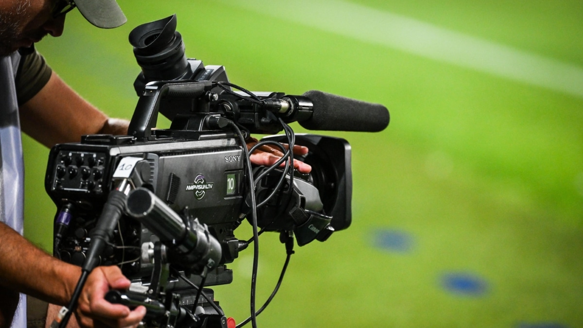 Una cámara de televisión graba un partido de fútbol