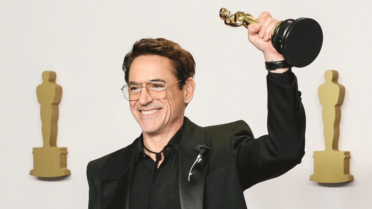 Robert Downey Jr. celebra su Oscar a mejor actor de reparto por 'Oppenheimer'.