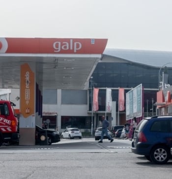 Dos personas detenidas por robar combustible a punta de pistola en Sevilla