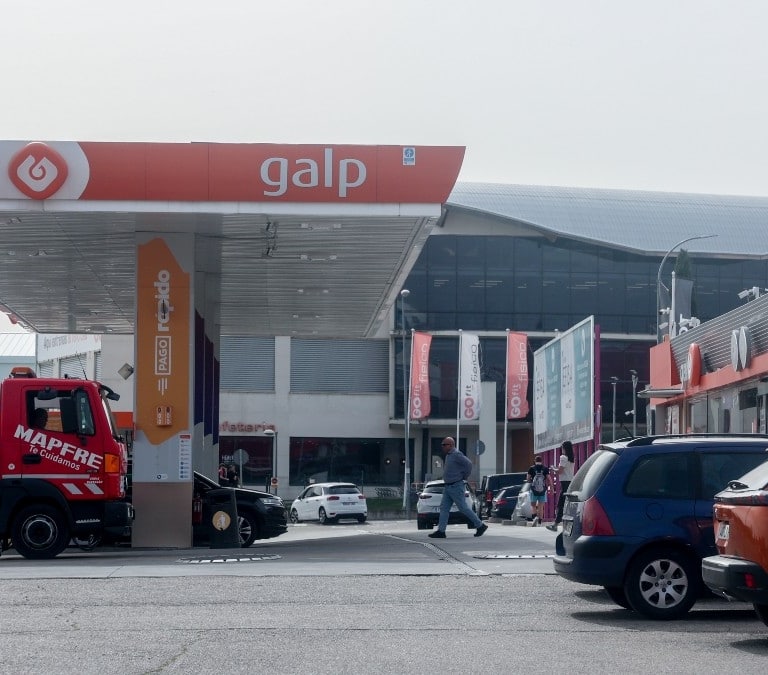 Dos personas detenidas por robar combustible a punta de pistola en Sevilla