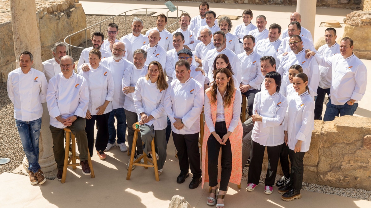 Los cocineros 3 Soles veteranos y nuevos de la Guía Repsol posan para la foto de familia durante el encuentro con los cocineros 3 Soles veteranos y nuevos de la Guía Repsol este lunes, en el Foro Romano de Cartagena (Murcia).