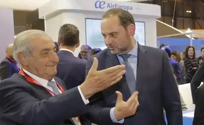 José Luis Ábalos, entre Juan José y Javier Hidalgo en Fitur.