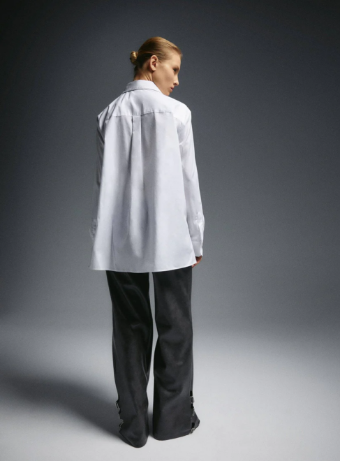 La "No Boyfriend Shirt" vale 85 euros y está descrita como una camisa de algodón, oversize y multiposición.