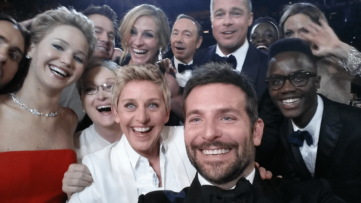 La famosa selfie de Ellen DeGeneres en los premios Oscar cumple 10 años.