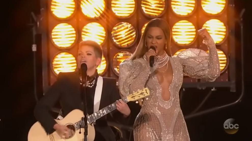 Beyoncé durante la actuación con las Dixie Chicks en 2016, con un vestido de Zuhair Murad. 