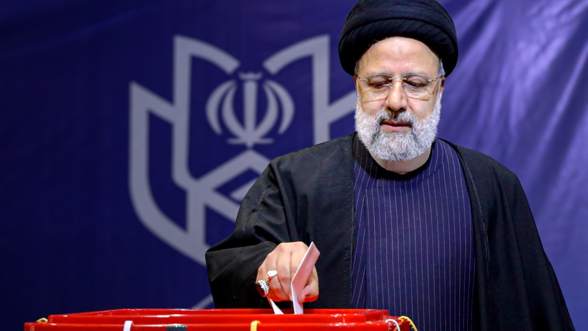 El presidente de Irán, Ali Jamenei, en la jornada electoral