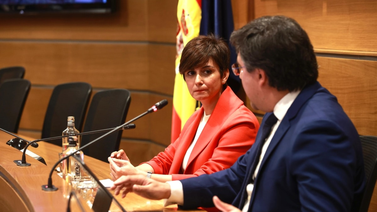 La ministra de Vivienda, Isabel Rodríguez, con el presidente de CNC, Pedro Fernández Alén.