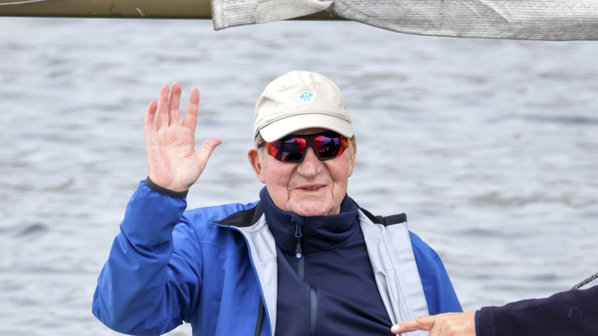 El rey emérito Juan Carlos I saluda a bordo del 'Bribón' antes de competir en la segunda jornada de la prueba de la Liga de 6 metros, este domingo, en la localidad costera de Sanxenxo.