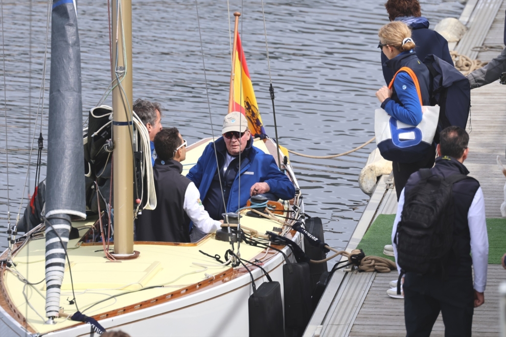 El Rey Juan Carlos y su hija, la Infanta Elena (a la derecha en el muelle), durante el embarque en el puerto deportivo de Sanxenxo, la mañana de este viernes.