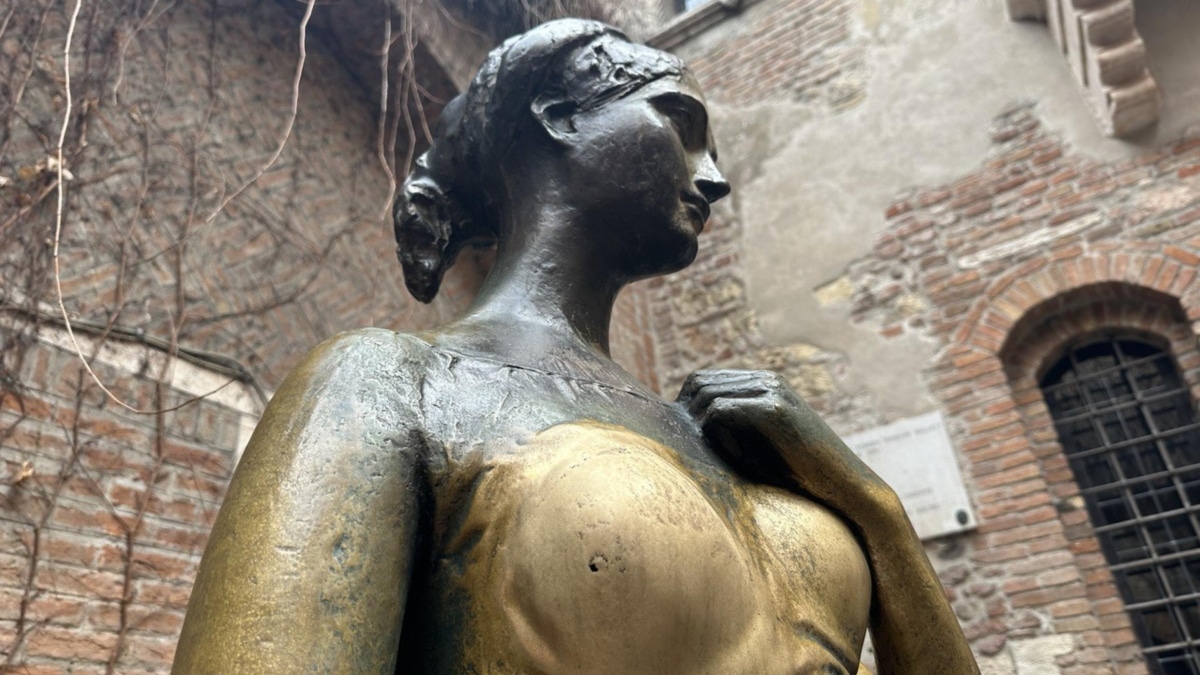 La estatua de bronce que representa el personaje de Julieta de William Shakespeare