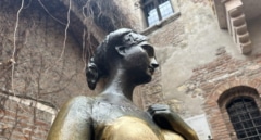 El pecho de la estatua de Julieta, agujereado por las 'caricias' de los turistas que visitan Verona