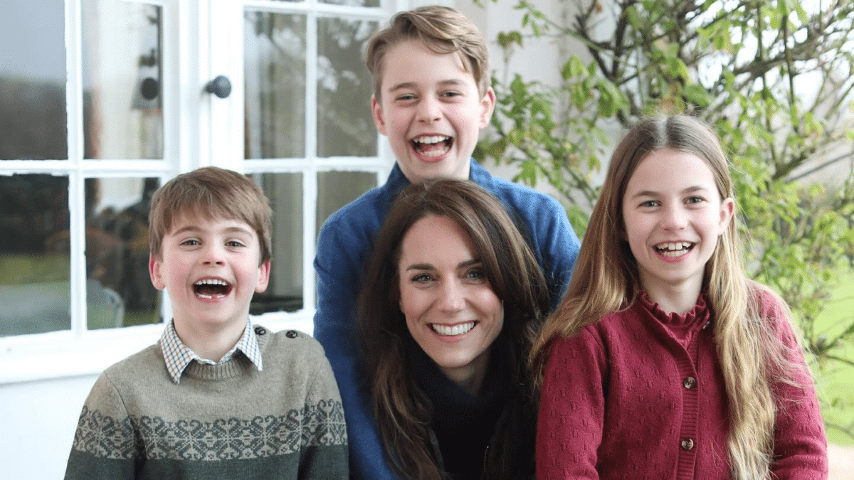 Kate Middleton posa con sus hijos en la imagen que ha admitido haber editado.