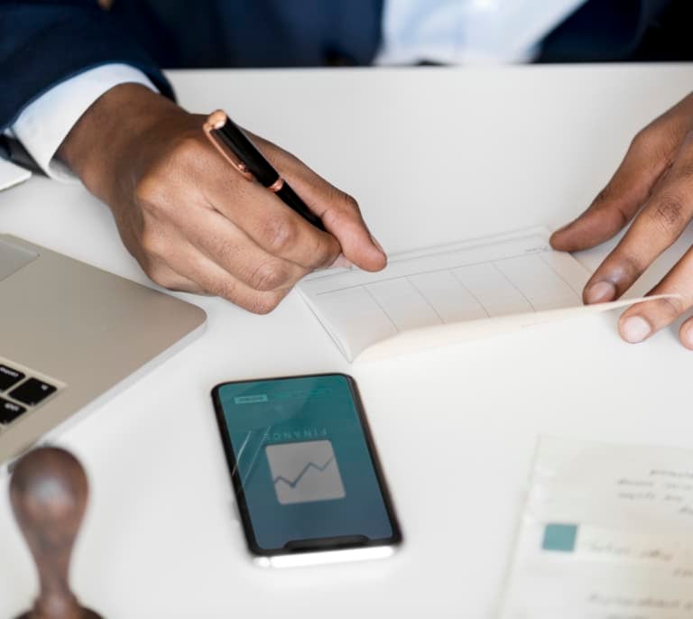 Tener la cuenta en números rojos: los bancos cobran desde el 0,20% de CaixaBank a los 18 euros de CajaSur