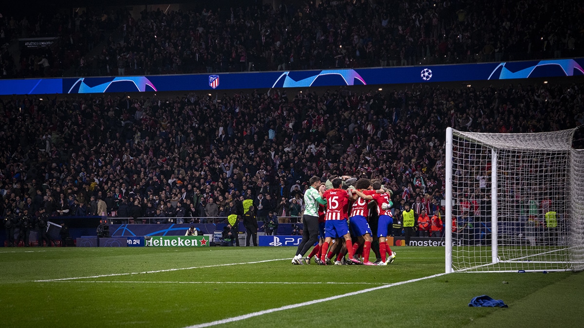 Los jugadores del Atlético celebran la victoria al finalizar el partido de vuelta de los octavos de final de la Liga de Campeones