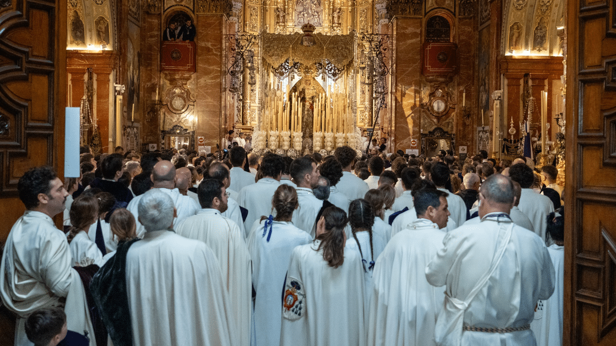 Los hermanos de la Macarena dentro de la Basílica, poco antes de conocer la decisión de que no se saldría a hacer la estación de penitencia por la amenaza de lluvia.