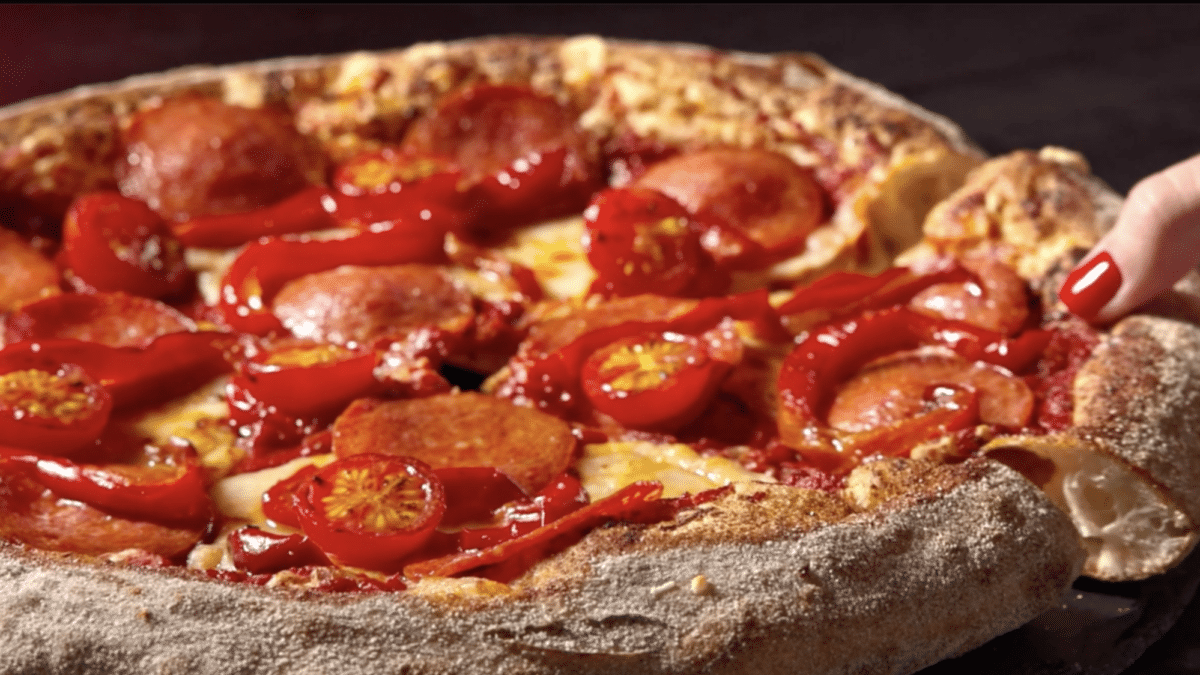 Telepizza lanza una nueva gama de pizzas premium con 'Maestras de Telepizza'