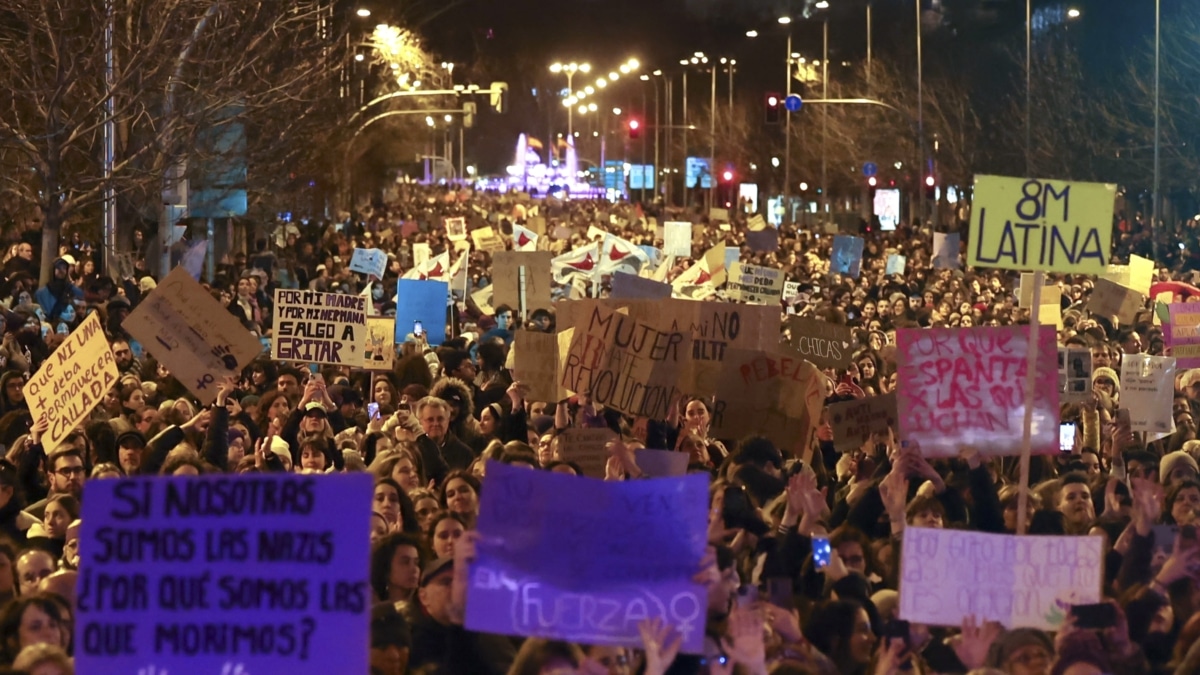 Un momento de la manifestación encabezada por el Movimiento Feminista de Madrid con motivo de la celebración del Día de la Mujer bajo el lema "La prostitución no es un trabajo. ¡Abolición ya!", hoy viernes en la capital.
