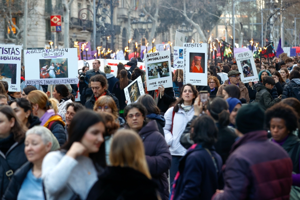 La manifestación unitaria del feminismo con motivo del 8M arranca en Jardinets de Gràcia de Barcelona para protestar por las precariedades y desigualdades que sufren las mujeres. 