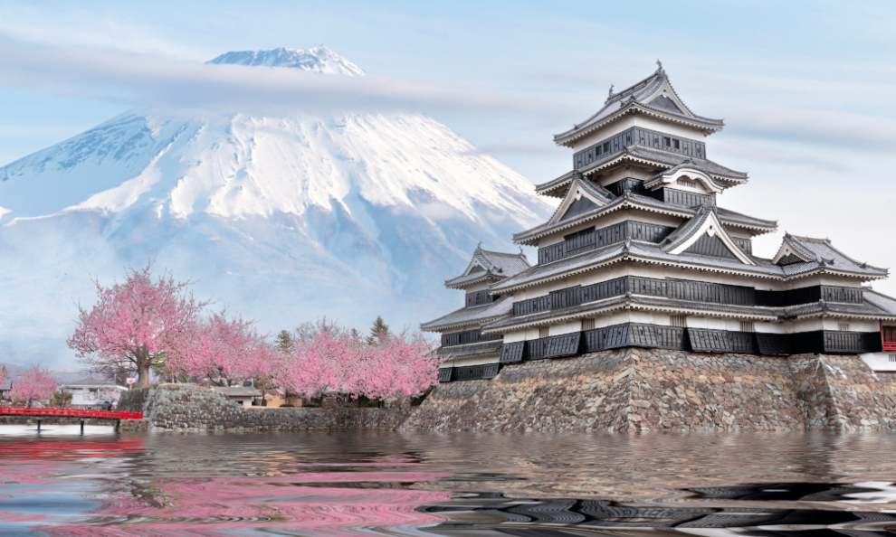 Templo oriental sobre paisaje característico de Japón