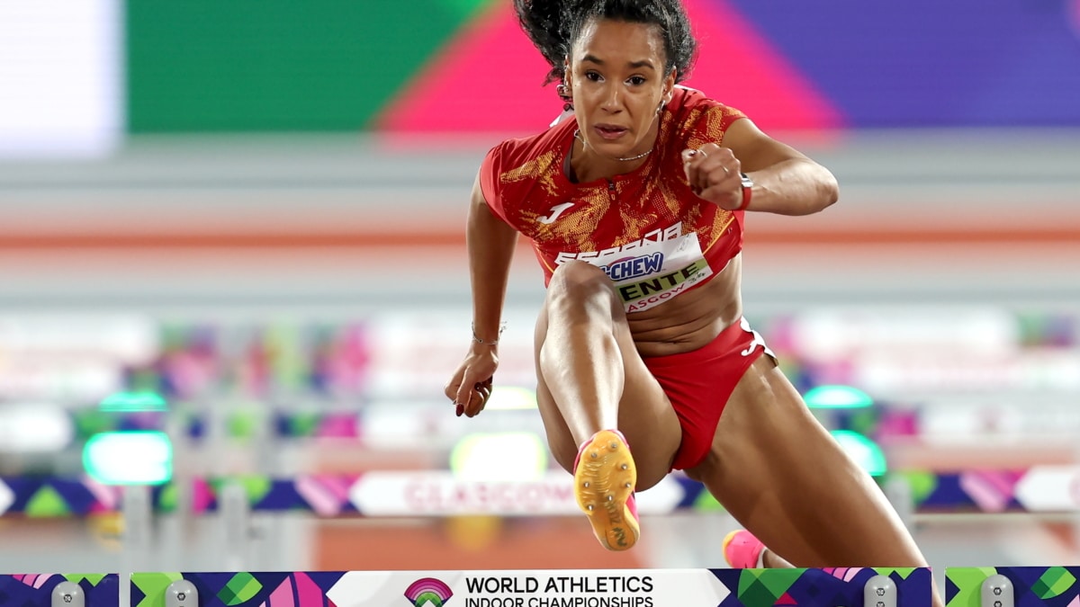 La atleta española María Vicente compite en los 60 metros valla del pentatlón durante los Mundiales de Atletismo en pista cubierta de Glasgow, este viernes.