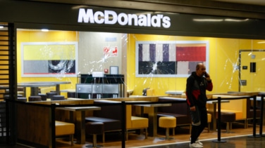 Detienen a un hombre en el centro comercial de Badalona por atacar con un hacha el escaparate de un local