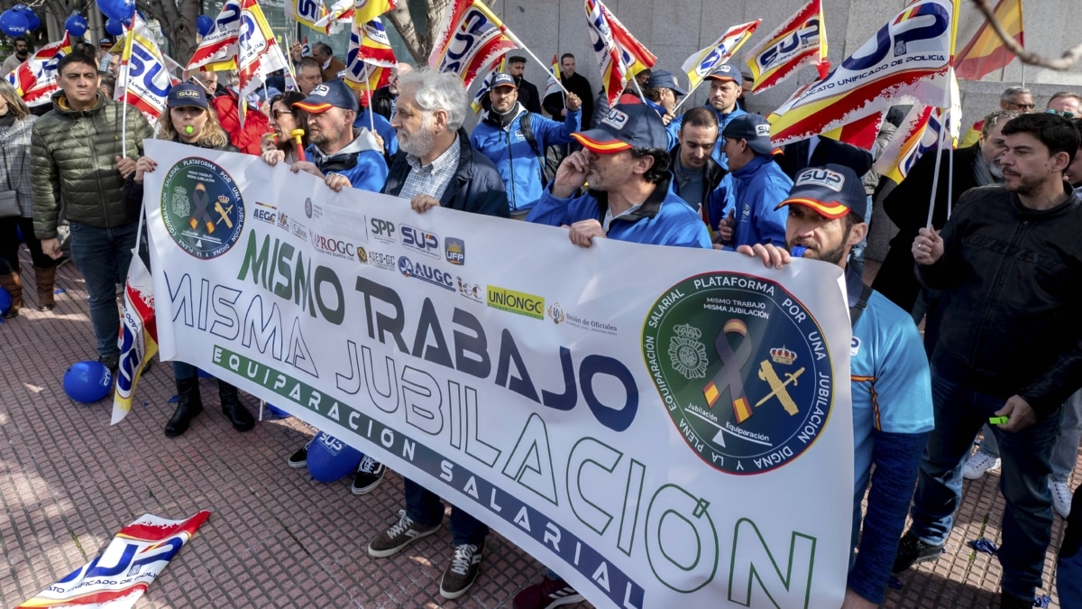 Miembros de la policía nacional y la guardia civil durante una concentración