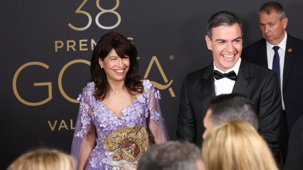La ministra de Igualdad, Ana Redondo, y el presidente del Gobierno, Pedro Sánchez, posan en la alfombra rosa previa a la gala de la 38 edición de los Premios Goya