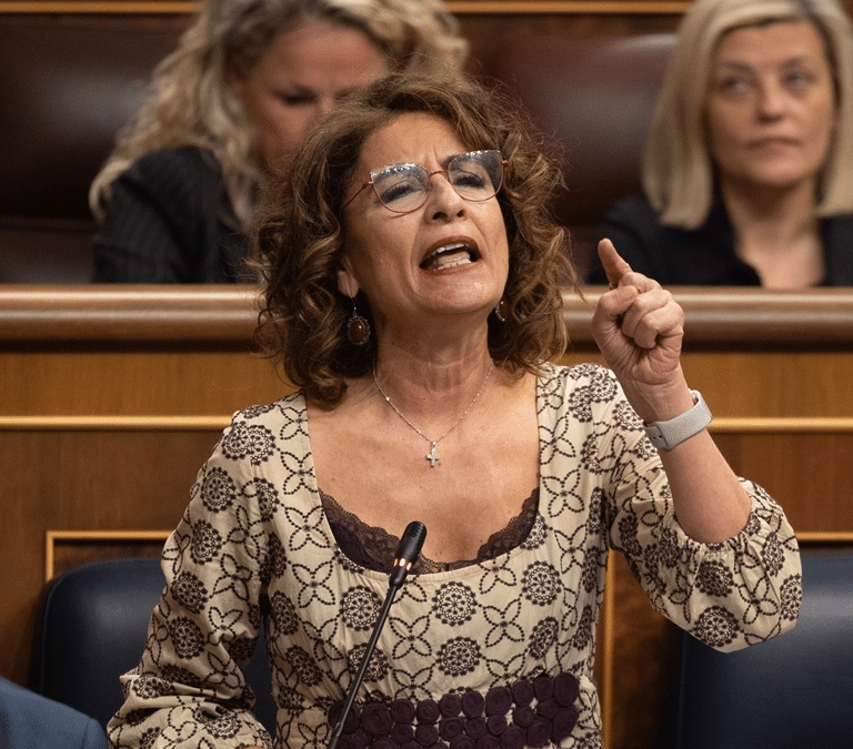 Montero se autopregunta para volver a atacar al PP por la supuesta “privatización” de la Plaza de España de Sevilla