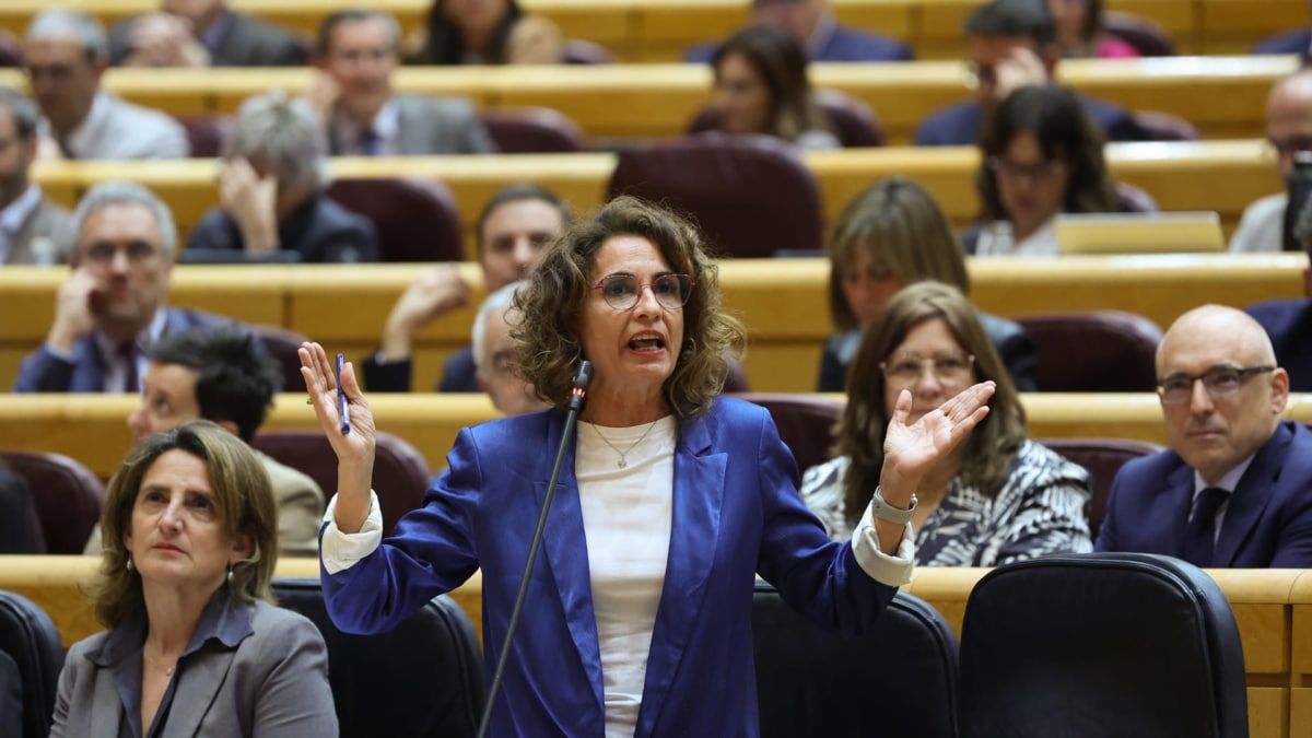 La vicepresidenta primera y ministra de Hacienda, María Jesús Montero, interviene en la sesión de control al Gobierno celebrada este martes en el Senado