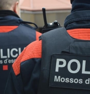 Paran a un camionero por conducir mientras hablaba por teléfono y le [...]