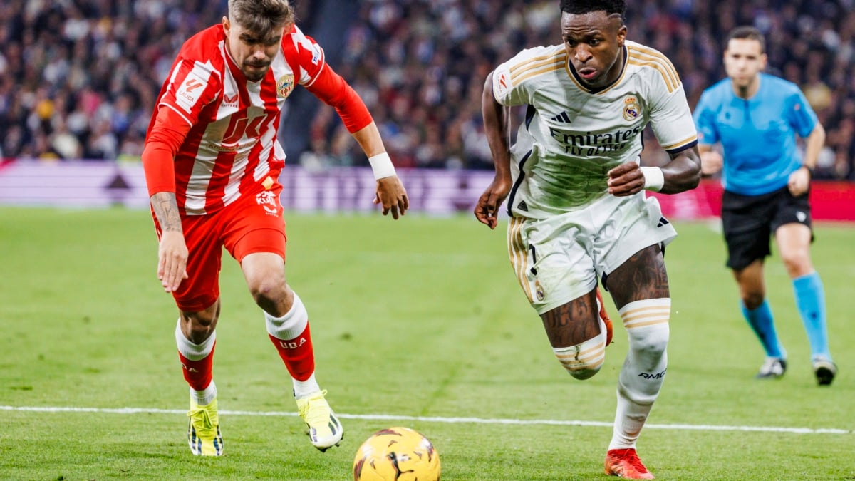 Vinicius, del Real Madrid, trata de regatear a Álex Poxo, del Almería, en el partido del Santiago Bernabéu.