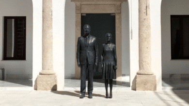 Felipe y Letizia en bronce presiden el 'Reina Sofía chico': "El realismo pone en evidencia el arte basura"