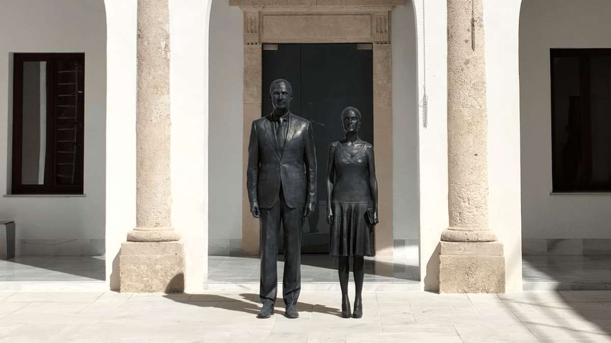 La escultura de los reyes Felipe y Letizia realizada por Antonio López y Andrés Ibáñez preside el patio renacentista del antiguo hospital provincial Santa María Magdalena de Almería, reconvertido en Museo del Realismo Español Conteporáneo (MUREC).