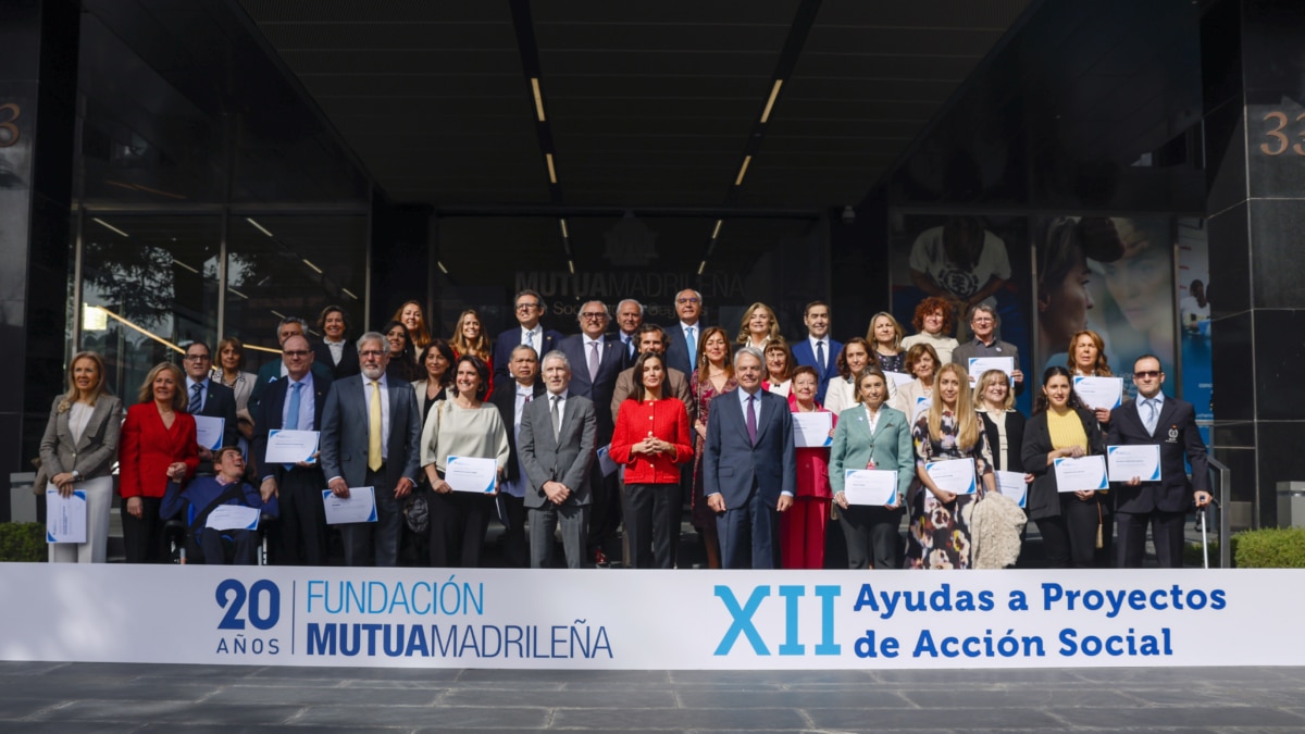 La reina Letizia posa para una foto de familia mientras preside la entrega de la XII Convocatoria de Ayudas a Proyectos de Acción Social, concedidas por la Fundación Mutua Madrileña a proyectos de ONG, este lunes, en Madrid.