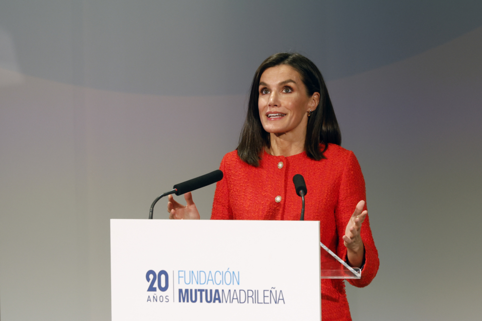 La reina Letizia da un discurso mientras preside la entrega de la XII Convocatoria de Ayudas a Proyectos de Acción Social, concedidas por la Fundación Mutua Madrileña a proyectos de ONG, este lunes, en Madrid.